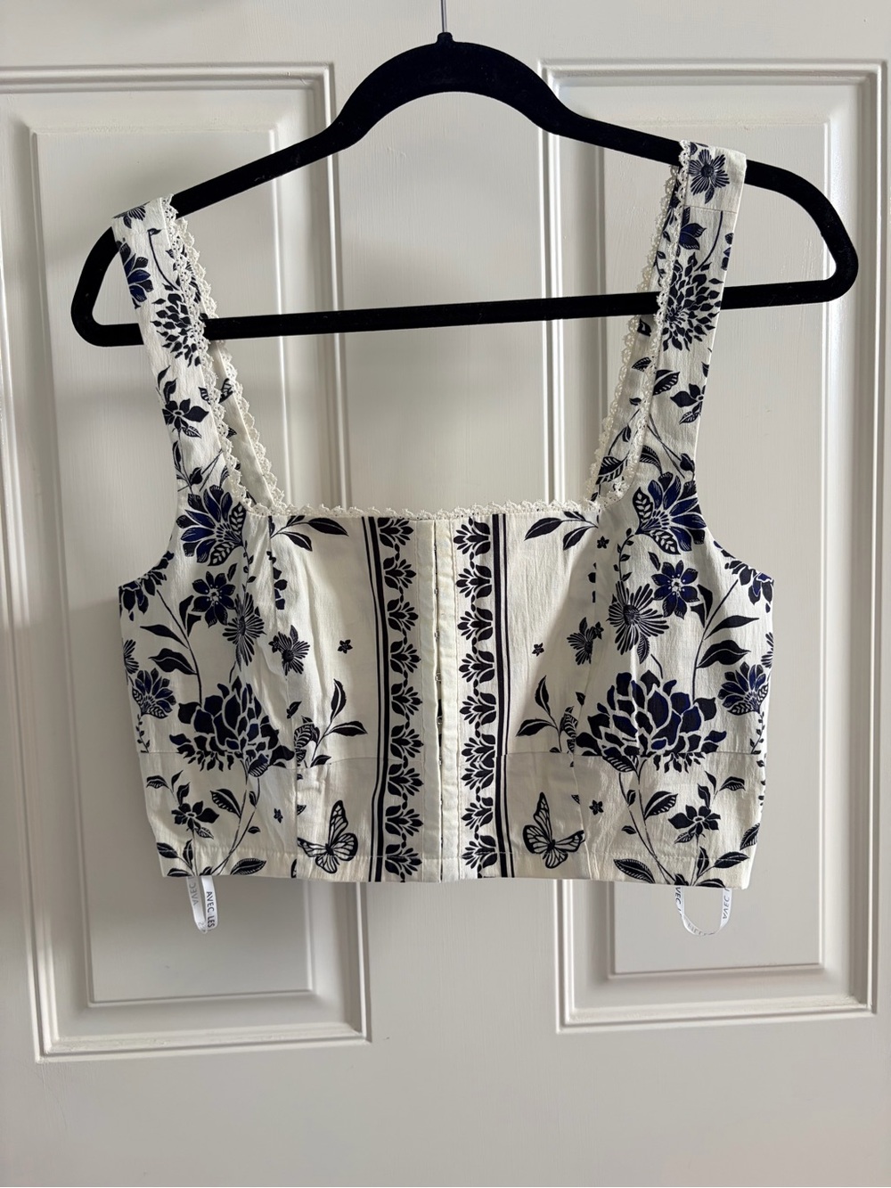 Avec Les Filles White and Navy Floral Lace-Trim Crop Top